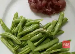 Illustration of how to make fried noodles with beans and shredded pork 1