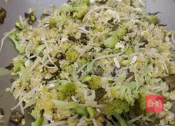 Illustration of how to make pickled cabbage fried rice 8