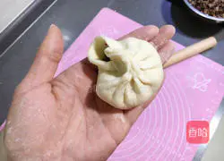 Illustration of how to make pork buns with pickles 15