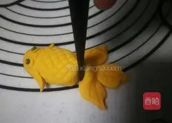 Illustration of how to make goldfish steamed buns 16