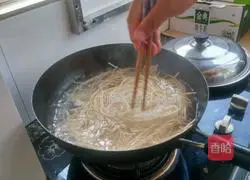 Illustration of making cold noodles (oil-free version) 7