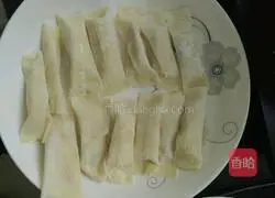 Illustration of how to make crispy banana wontons 5