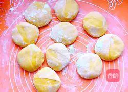 Illustration of how to make pumpkin conch steamed buns 10