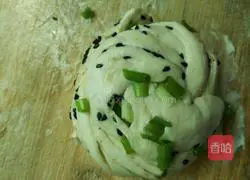 Illustration of how to make scallion pancakes 9