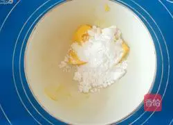 Golden Coconut Steamed Buns ( Illustration of how to make coconut balls) 1