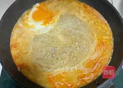 Illustration of how to make egg sesame rice noodles 8