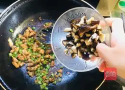 Illustration of how to make mushrooms, pork belly, beans and black rice stir-fried 6