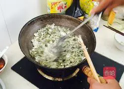 Illustration of how to make celery noodles 5
