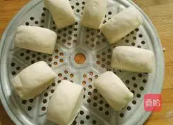Illustration of how to cut steamed buns with a knife 6
