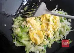 Illustration of how to make fried noodles with eggs and cabbage 11