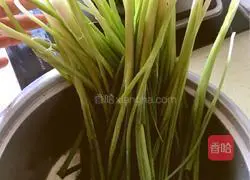 Illustration of how to make fresh meat wontons 2