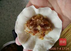 Illustration of how to make white radish and mutton stuffed dumplings 10