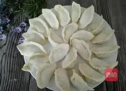 Illustration of how to make mutton and radish dumplings 8