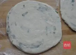 Illustration of how to make hot noodle green onion cake 8