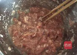 Illustration of how to make three fresh stuffed dumplings 1