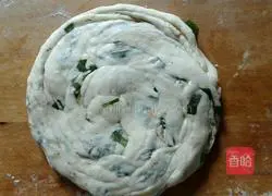 Illustration of how to make scallion pancakes 8