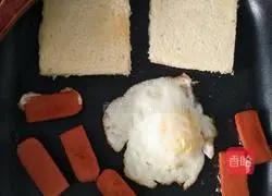 Illustration of how to make egg and ham sausage sandwich 4