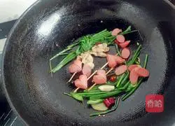Illustration of how to make stir-fried noodles with shredded vegetables and pork 7