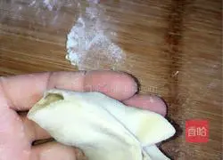 Double-fold dumpling wrapping method illustration 4