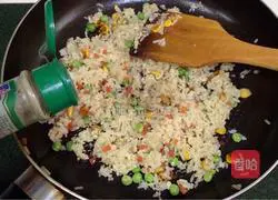 Illustration of how to make krill and three delicacies fried rice 13