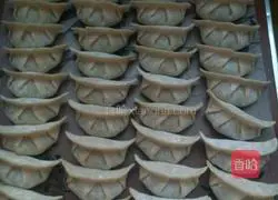 Illustration of how to make green radish and pork dumplings 7