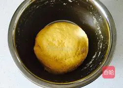 Illustration of how to cut steamed buns with pumpkin knife 4