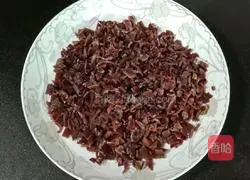 Illustration of how to make carrot, fungus, and egg fried rice 2