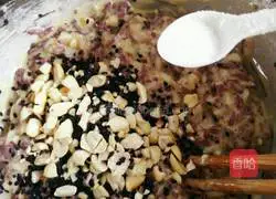 Illustration of how to make pepper-flavored black rice egg cake 7