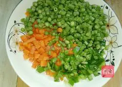 Illustration of how to make fried rice with carrots, beans, eggs and eggs 2