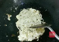 Illustration of how to make fried egg noodles 11