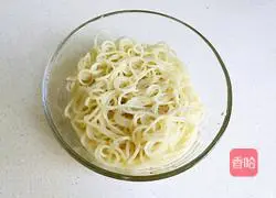 Illustration of how to make noodles with scallion oil 14