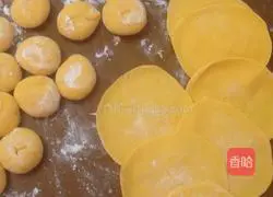 Double-fold dumpling wrapping method illustration 1