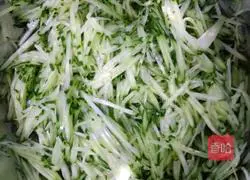 Illustration of how to make cucumber, egg and shrimp dumplings 1