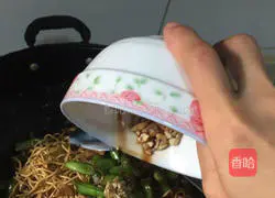 Illustration of how to make garlic green bean noodles 8