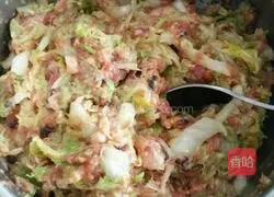 Illustration of how to make cabbage and pork dumplings 3