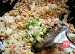 Illustration of how to make onion, ham, sausage and egg fried rice 8