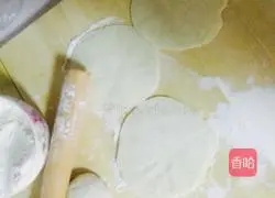 Illustration of how to make cabbage, celery, carrot and meat buns 7