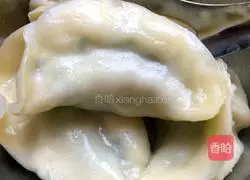 Illustration of how to make leek and minced meat dumplings 12