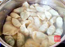 Illustration of how to make beef and carrot dumplings 14