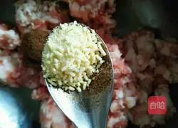 Illustration of how to make pork and cabbage dumpling stuffing 6