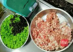 Illustration of how to make cowpea and pork dumplings 2