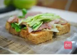 Illustration of how to make Korean bacon sandwich rolls 4