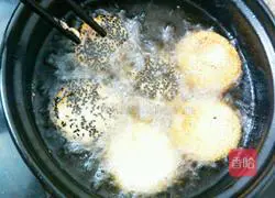 红豆Illustration of how to make stuffed sesame pancakes 12