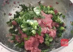 Illustration of how to make chives and lean meat wontons 4