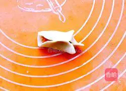Illustration of how to make crescent dumplings 7