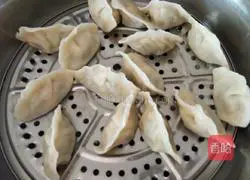 Illustration of how to make egg, leek and shrimp dumplings 17