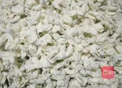 Illustration of how to make acacia flower noodles 3