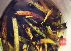 Illustration of how to make noodles with scallion oil 4