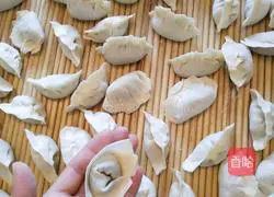 Illustration of how to make radish and pork dumplings 4