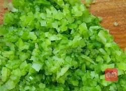 Illustration of how to make celery and pork dumpling fillings 4